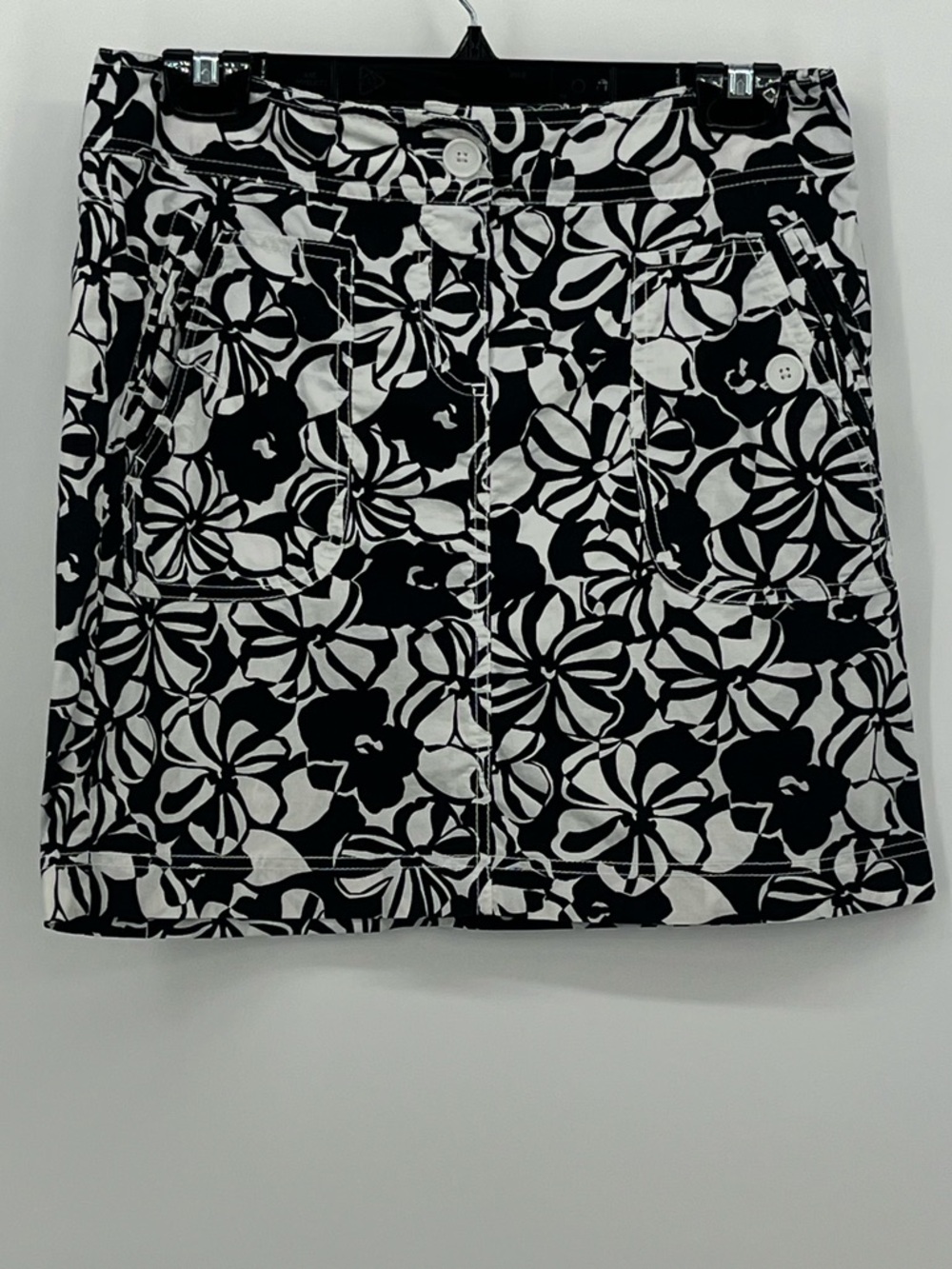 Ann Taylor Loft black and white skirt. Size 4. Like new.